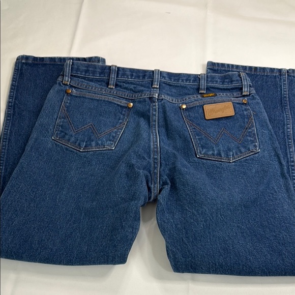 Wrangler Classic Blue Straight Jeans with Durable Denim - Picture 8 of 8